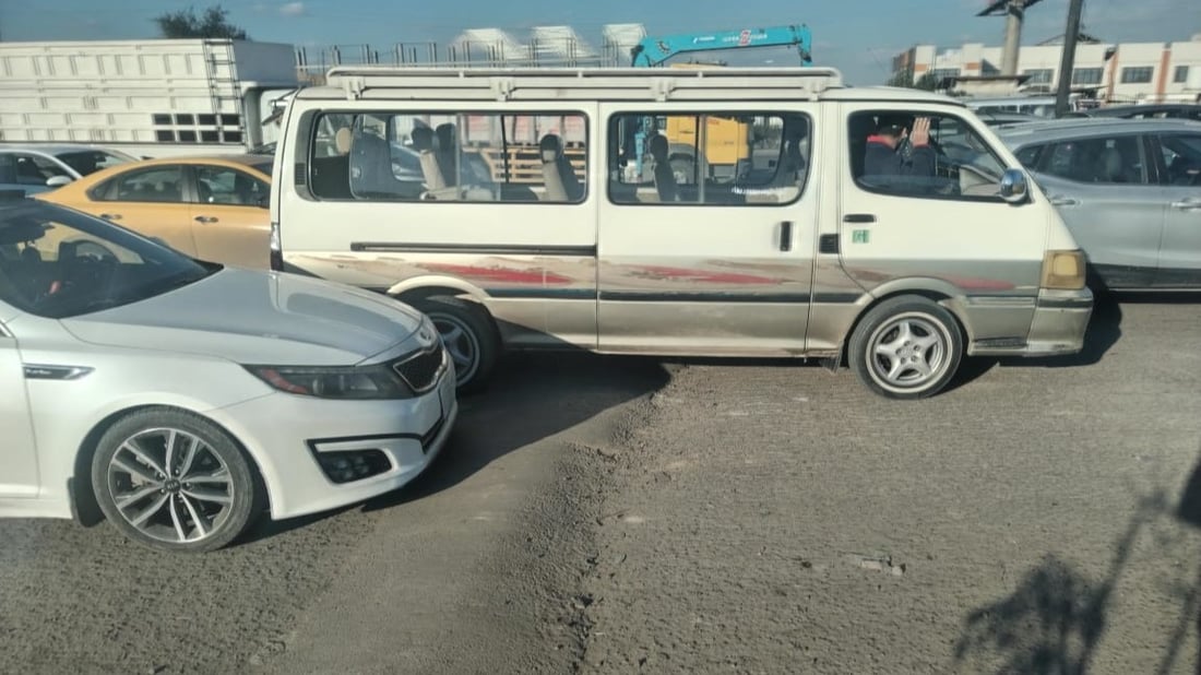 صور: أزيلوا المطبات أمام كراج البياع.. رداءة الشارع كفيلة بتخفيف سرعة السيارات!