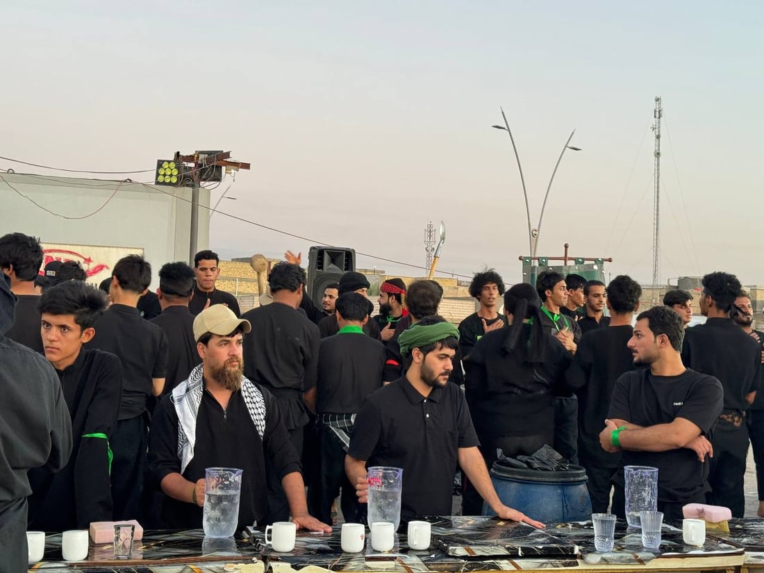صور: خطوة الإمام علي تحيي “الدفن”.. الآلاف ساروا مع نذورهم تحت الشمس