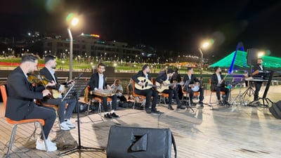 فيديو: عوائل زاخو والسواح يستمعون إلى العازفين العشرة على شاطئ الخابور