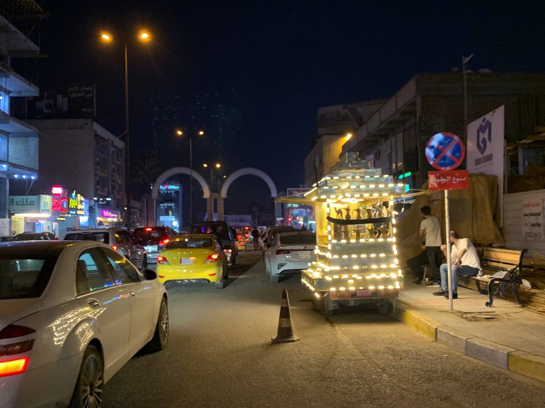 بغداد: صدر الدين عبد الله شاب مؤهل للتوظيف يفضل بيع القهوة في المنصور (صور)