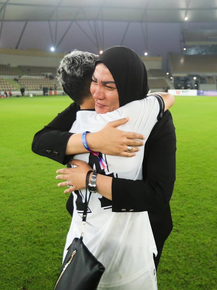 صور مفرحة من ملعب جدة.. سيدات العراق يحتفلن بالمركز الثالث لبطولة غرب آسيا