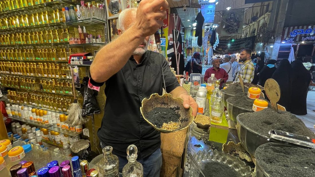 يصدّر خلطة الشايب إلى الخليج.. صور من عطور “عبود غفلة” في سوق النجف الكبير