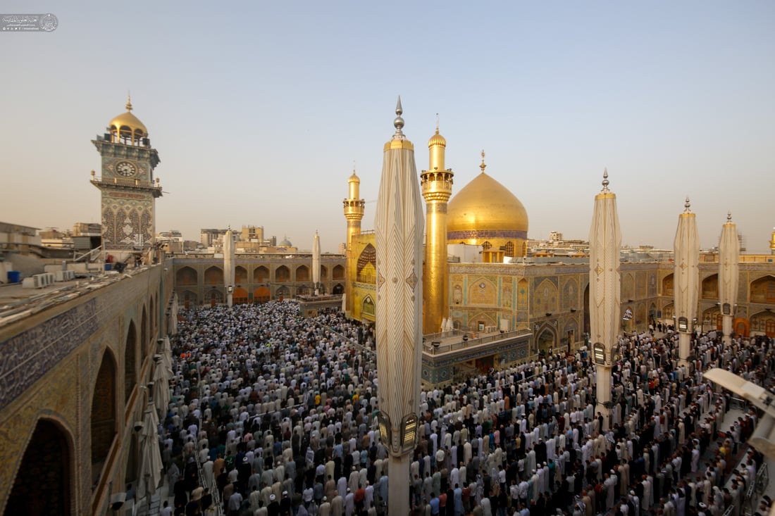 صور من داخل الصحن العلوي بالنجف.. الجموع قدمت لتأدية صلاة العيد
