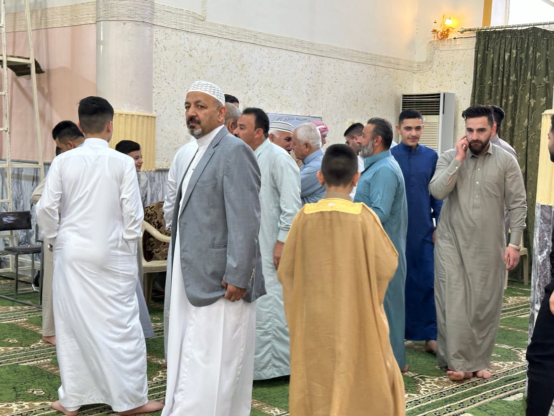 صور من حديثة: العشرات يؤدون صلاة العيد في جامع أحمد الرفاعي