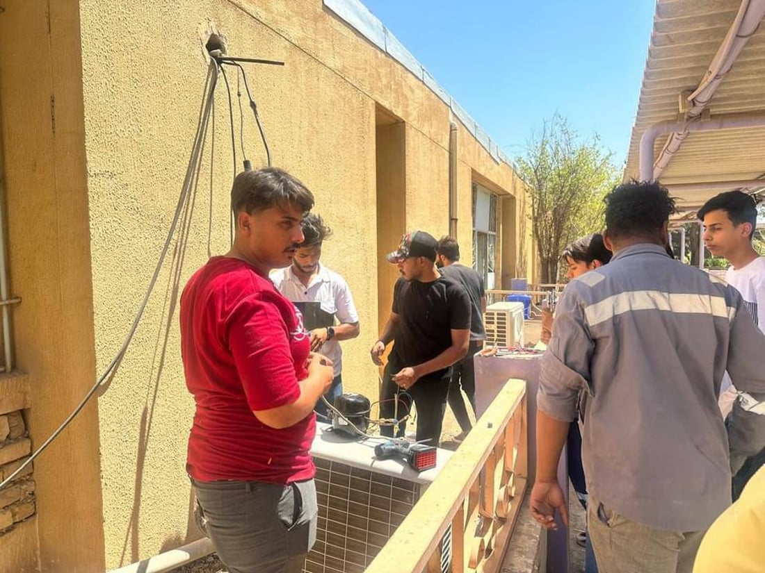 صور: 15 شاباً يتعلمون تركيب وصيانة السبالت في ورش الحكومة