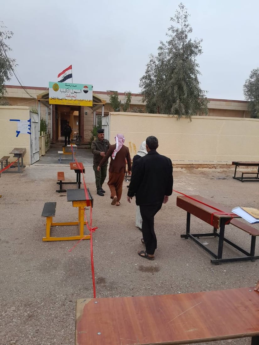طفلة جربت الحبر البنفسجي.. صور من الاقتراع العام في الرمادي