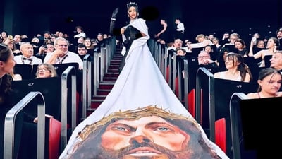 ژنە پاسەوانێکی فێستیڤاڵی کان ئاژاوە دەنێتەوە