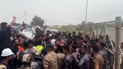 صدامات بين المحتجين والقوات الأمنية أمام محطة حقن الماء شمال البصرة (فيديو)