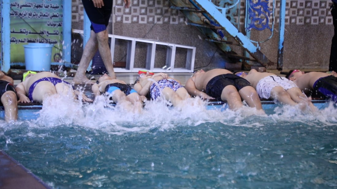 صور: 50 من أطفال الديوانية يحتفلون بإتقانهم السباحة.. “دولفين وكرول” وحركات أخرى