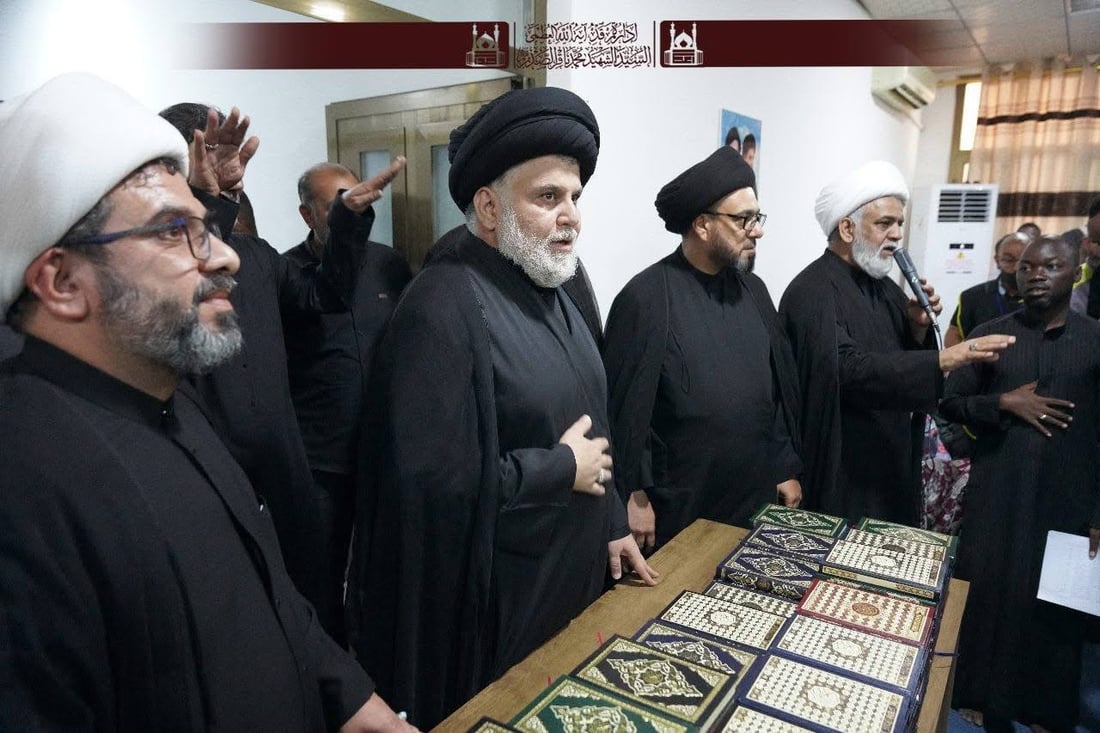 صور: مشاية أفريقيا يزورون الصدر في مرقد والده
