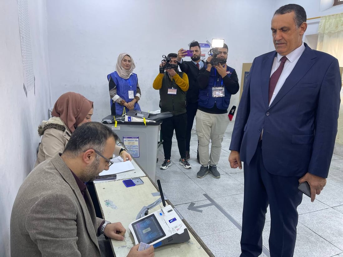 صور: محافظ كركوك يدلي بصوته في مدرسة “الكندي”