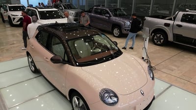 “تراقب السائق وتحدثه بلطف”.. أول سيارة كهربائية مرخصة وصلت البصرة (فيديو)