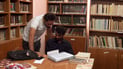 درجتان لكل طالب يقرأ كتاباً.. عرض مثير من أستاذ جامعي في الحلة!