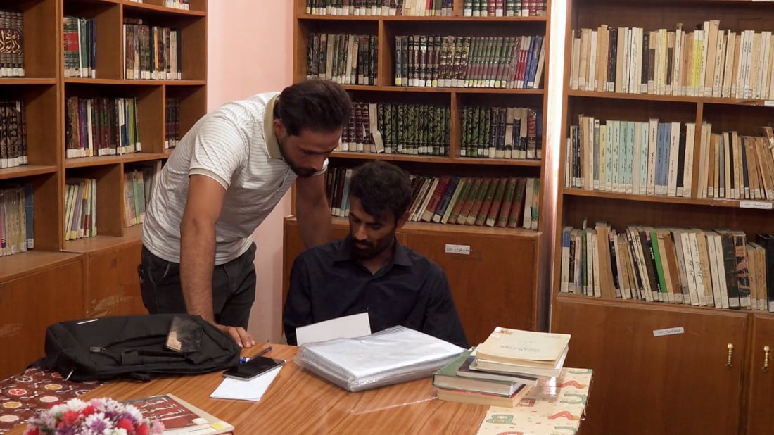 درجتان لكل طالب يقرأ كتاباً.. عرض مثير من أستاذ جامعي في الحلة!
