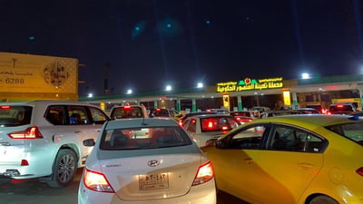 بغداد: طوابير ليلية طويلة للتزوّد بالبنزين المحسّن.. “العادي يضرّ سياراتنا”