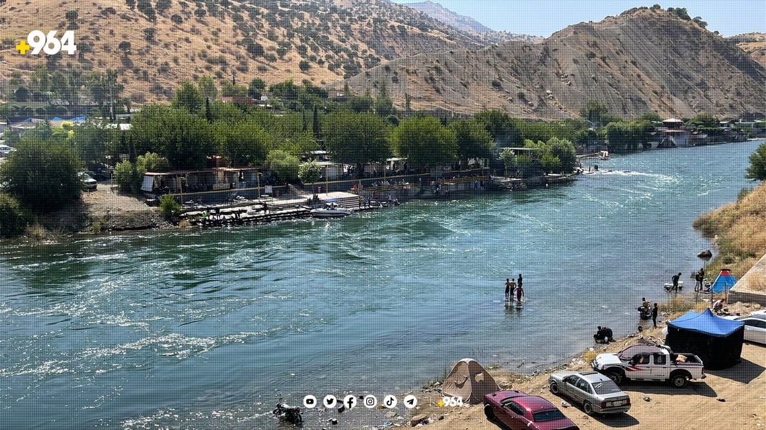بە وێنە: دوکان پڕ گەشتیارە