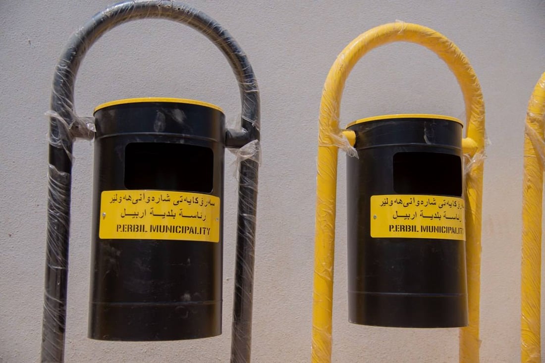 حاویەی ئاسنی زبڵ لە شەقامەکان دانرا