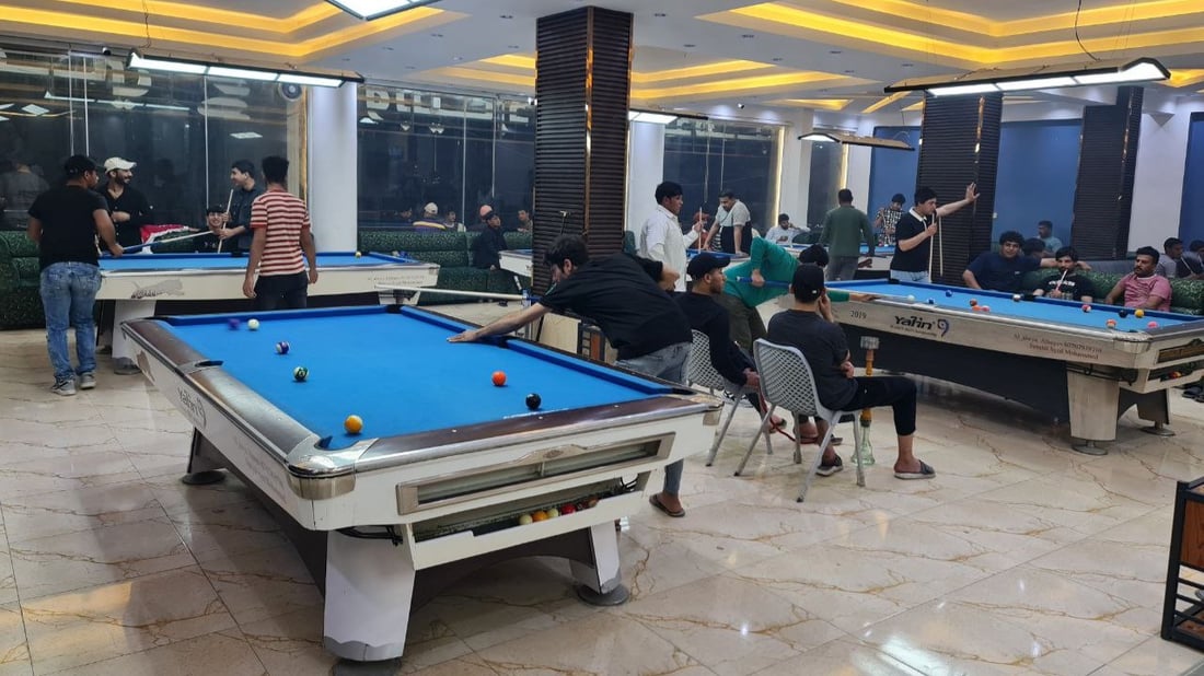 شباب السماوة يلعبون البليارد حتى الصباح.. بطولة حماسية في حي الحسين (صور)
