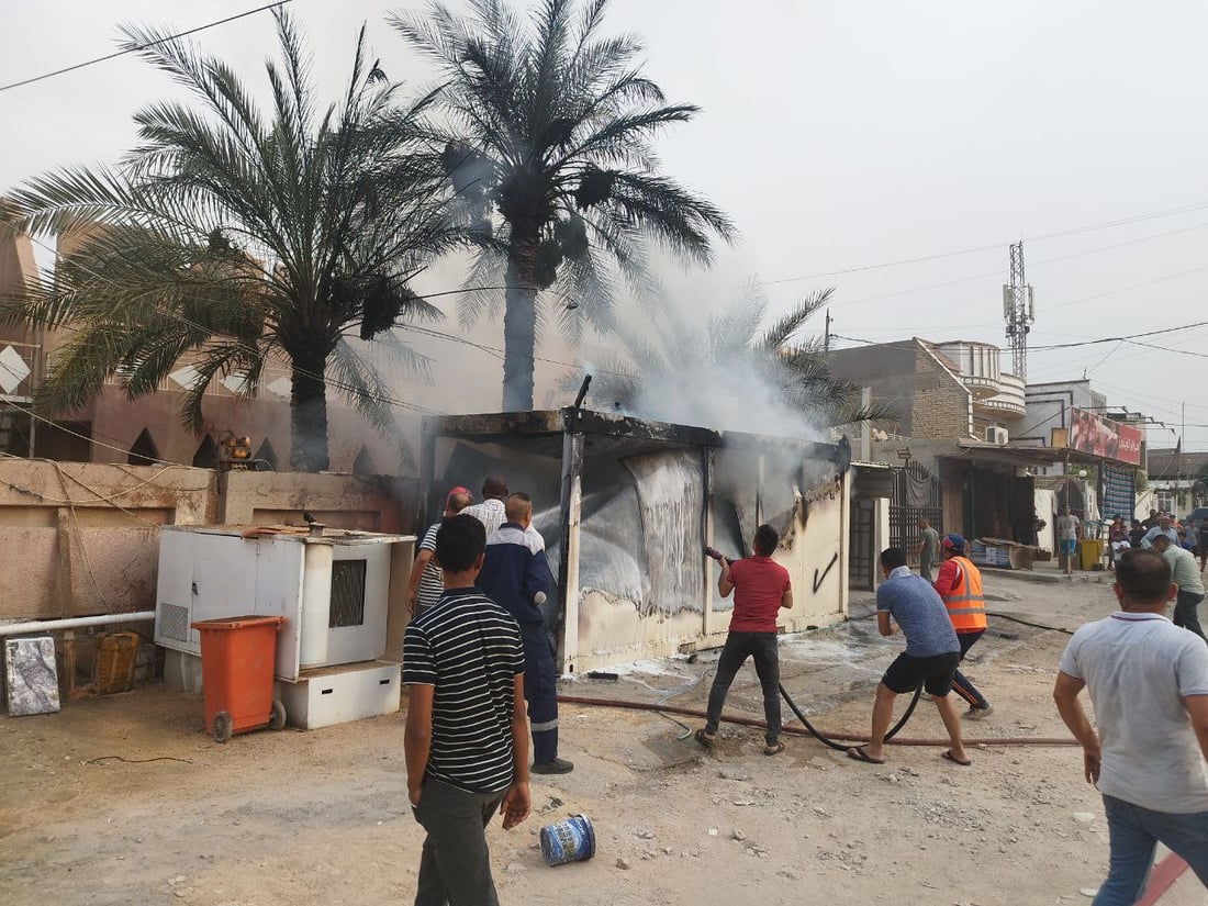صور من الحلة قبل قليل: النيران تلتهم كرفاناً لحماية منزل قائد أمني