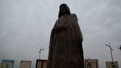 فيديو: شيخ “الأعاجيب” مستمر في التأمل بالمخفر البريطاني القديم