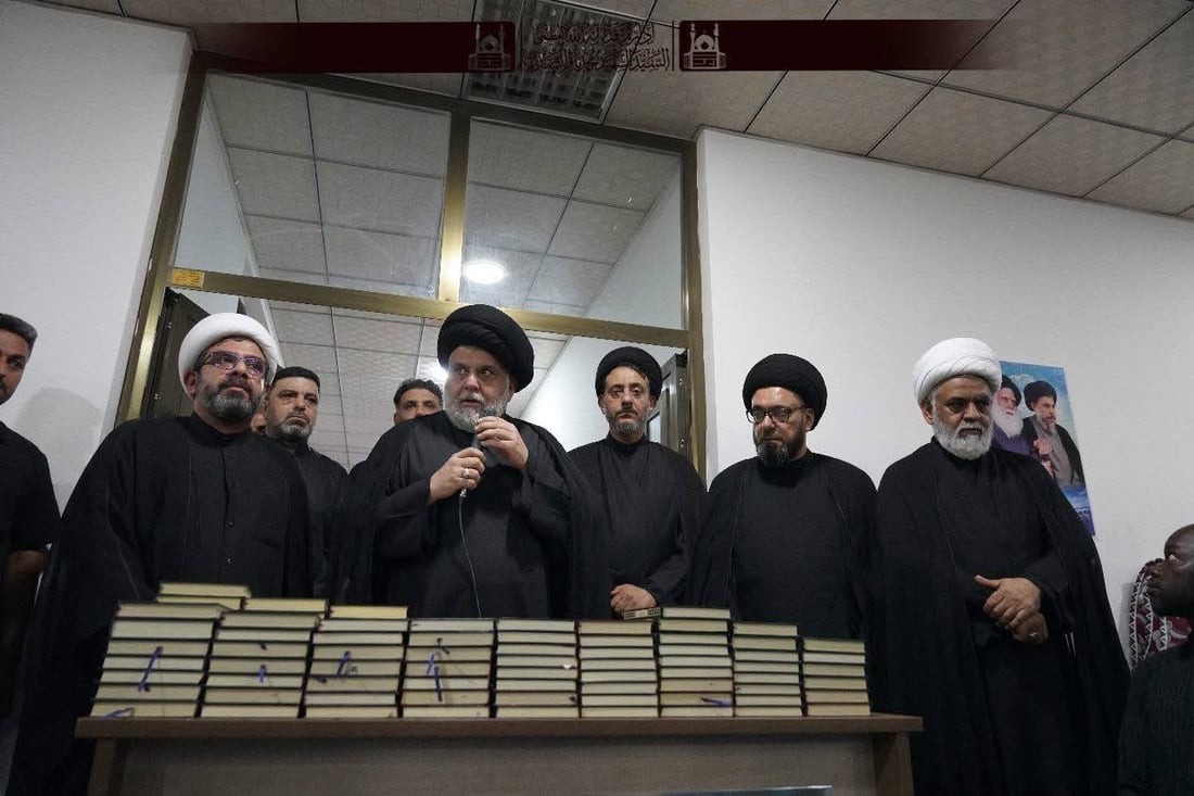 صور: مشاية أفريقيا يزورون الصدر في مرقد والده