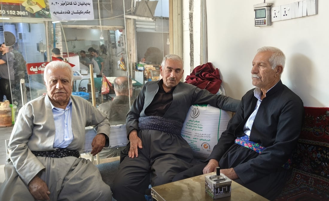 “چایچي” يمنع التدخين في المقهى 4 ساعات يومياً (صور)