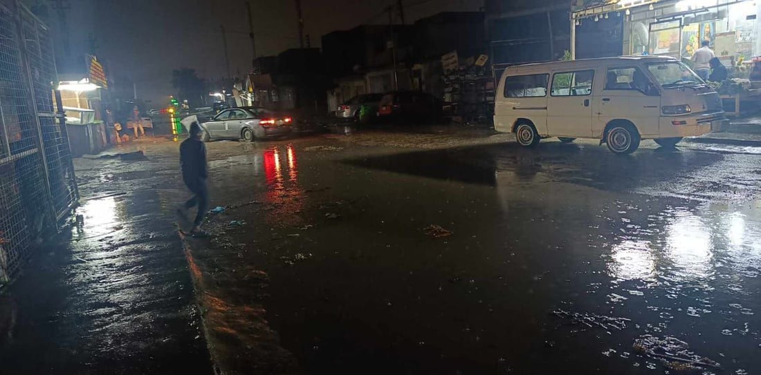 صور: أمطار غزيرة تغرق مناطق الحلة.. والمجاري تدفع كل آلياتها إلى الشوارع
