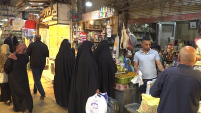 عطارو الحلة يعدون خلطة بهارات خاصة “لكليجة العيد”.. مع الحلقوم والدهن الحرّ (صور)