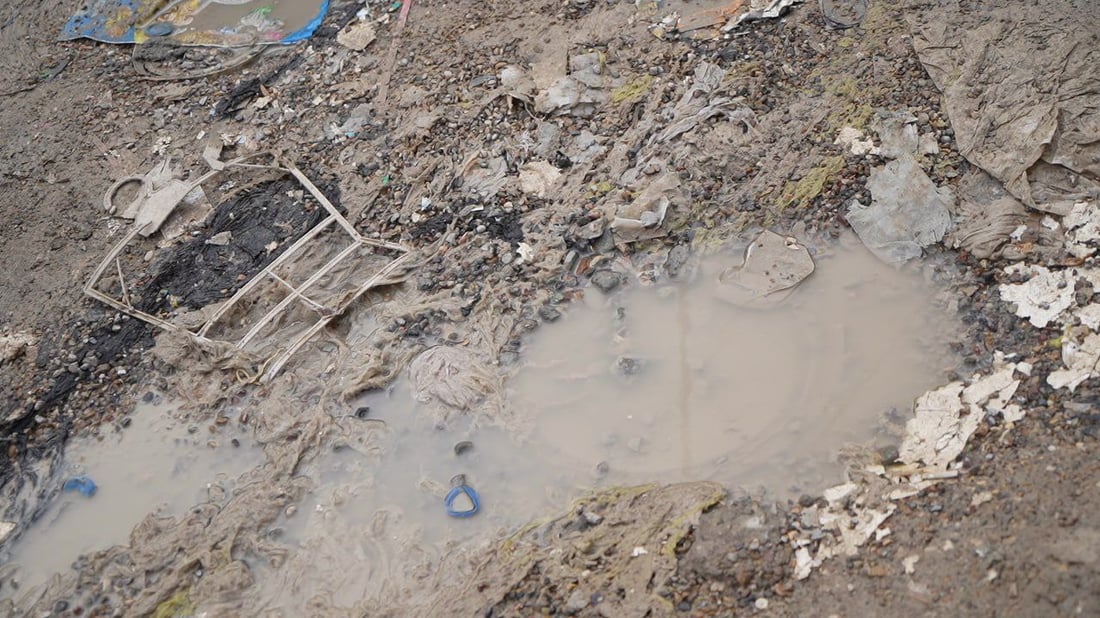 كوافيرات بعقوبة.. “الميك أب” يتوقف حين ينزل المطر وشارع التجميل يغرق (صور)