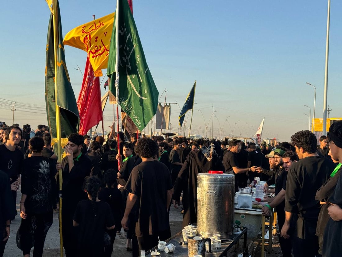 صور: خطوة الإمام علي تحيي “الدفن”.. الآلاف ساروا مع نذورهم تحت الشمس