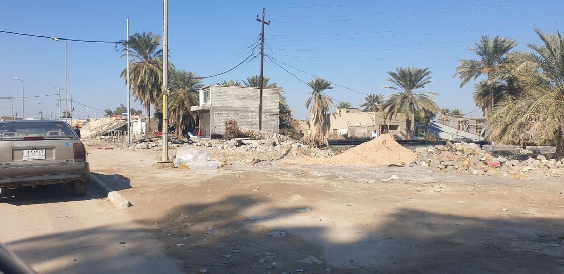 “وليس لكم تعويضات”.. الجرافات تدمر 10 محال متجاوزة في المثنى (صور)