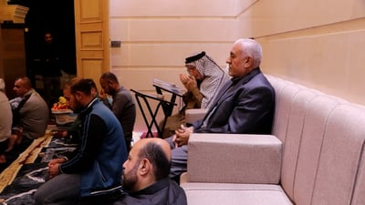 تأثر بصلاة الناس على الرصيف فحوّل كراج منزله إلى مسجد.. قصة من الكوت