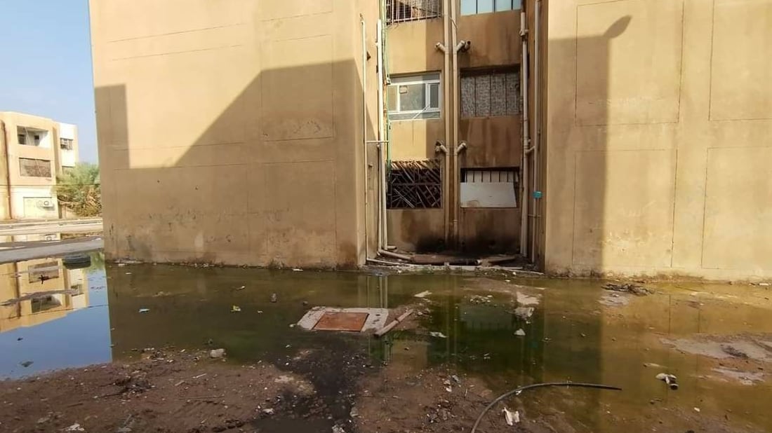 السماوة: السكان يهجرون “أم العصافير” الغارقة بطفح المجاري (صور)