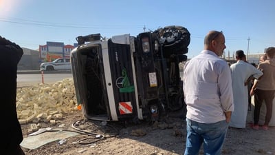 صور: انقلاب “لوري” محمل بالطابوق في عويريج.. تزامن مع مرور تكسي سيء الحظ