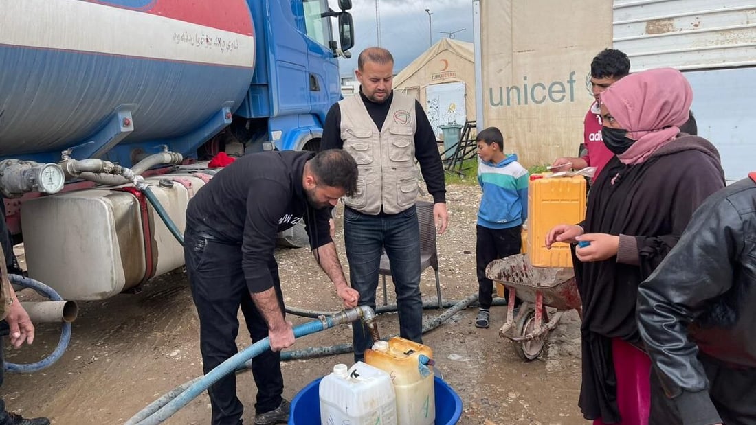 50 لتراً لكل أسرة.. الهجرة توزع 30 ألف لتر من النفط داخل مخيم “الخازر”