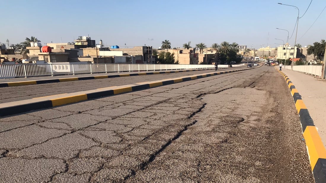 “الطسات” تملأ مجسر السفارات إلى العامرية.. بلا تأهيل منذ عقود ووعد من الأمانة (صور)