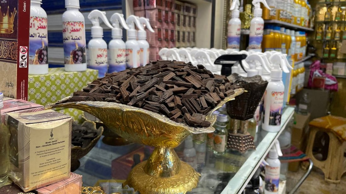 يصدّر خلطة الشايب إلى الخليج.. صور من عطور “عبود غفلة” في سوق النجف الكبير