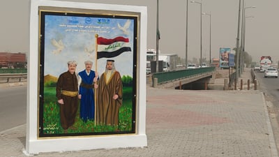 تابلۆی هونەرمەندێک لە دەروازەی خورماتوو دانرا