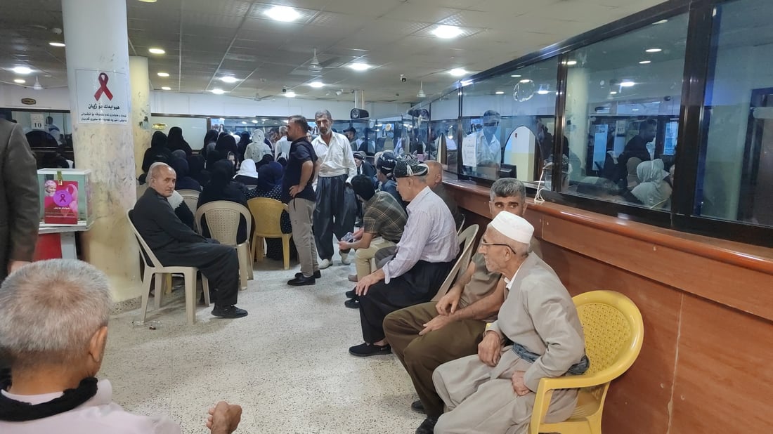 ازدحام في مصارف كردستان مع بدء صرف الوجبة الأولى من رواتب شهر أيار