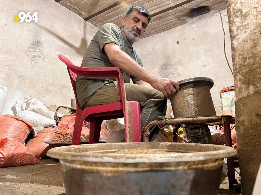 بالرمان والدبس والتمر الهندي.. 8 خلطات خاصة بالزعتر يصنعها ثامر في الأنبار (صور)