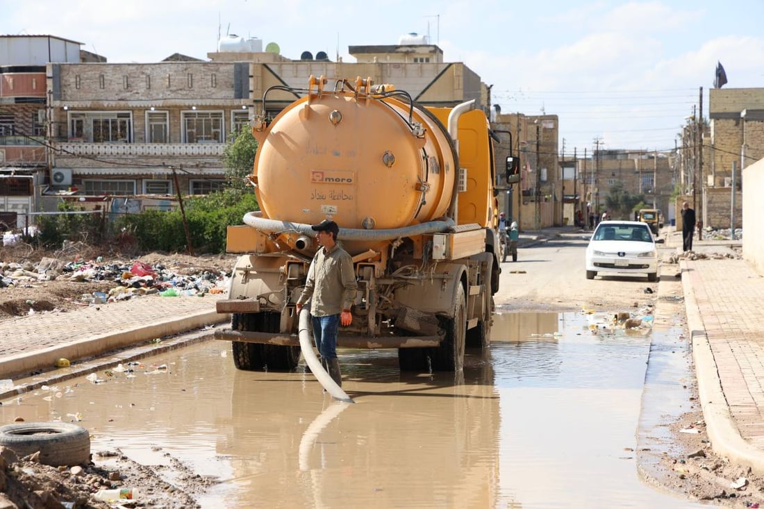 صور: محافظ بغداد الجديد يظهر بين المواطنين في الحسينية ويصدر توجيهات عاجلة