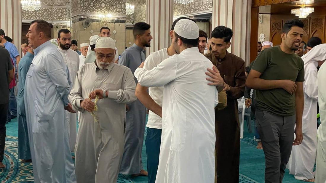 صور: حشود في أبو حنيفة لأداء صلاة العيد.. الطه يدعو لنصرة غزة