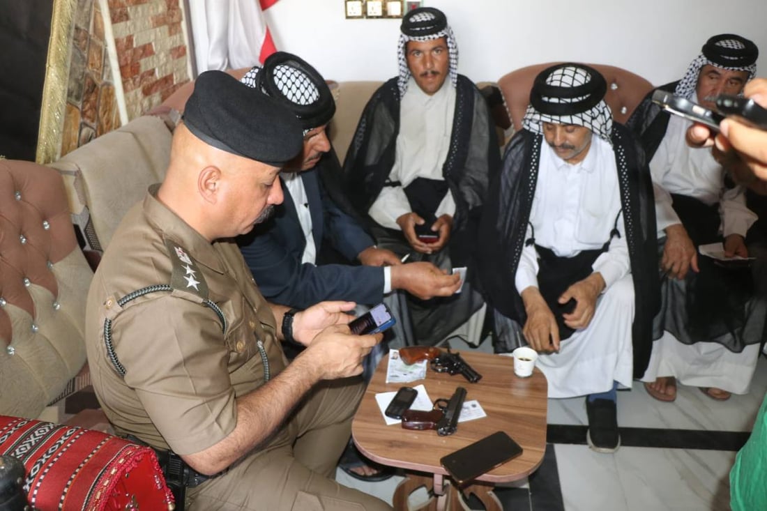 صور: ضباط الداخلية في مضايف عشائر الديوانية لتسجيل الأسلحة الشخصية