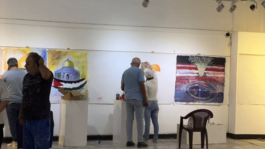 صور من مهرجان “كلنا غزة” في بغداد.. جدار لوحات جسد الدمار وجمال فلسطين أيضاً