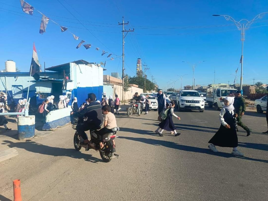 پۆلیسێک لەبەردەم قوتابخانەیەک قوتابیان دەپەڕێنێتەوە. وێنە:964+