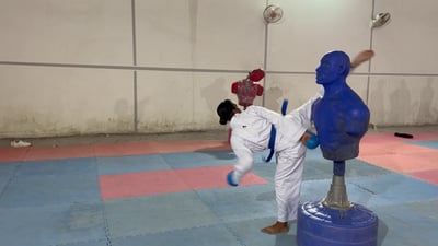 السمراء ندى علي.. تلعب الكاراتيه في صحراء البصرة وتفوز بالبطولة في كربلاء (فيديو)