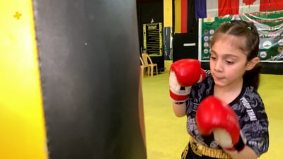 الصغرى ستلعب في تركيا.. شاب من كلار يدرب بناته الثلاث على لعبة آسيوية شاقة (فيديو)