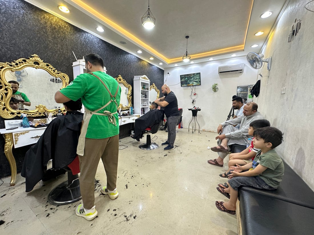 الحجز على الحلاقين بدأ قبل أسبوع.. “حديثة” تجهزت للعيد بنظام يمنع الزحام ونجحت