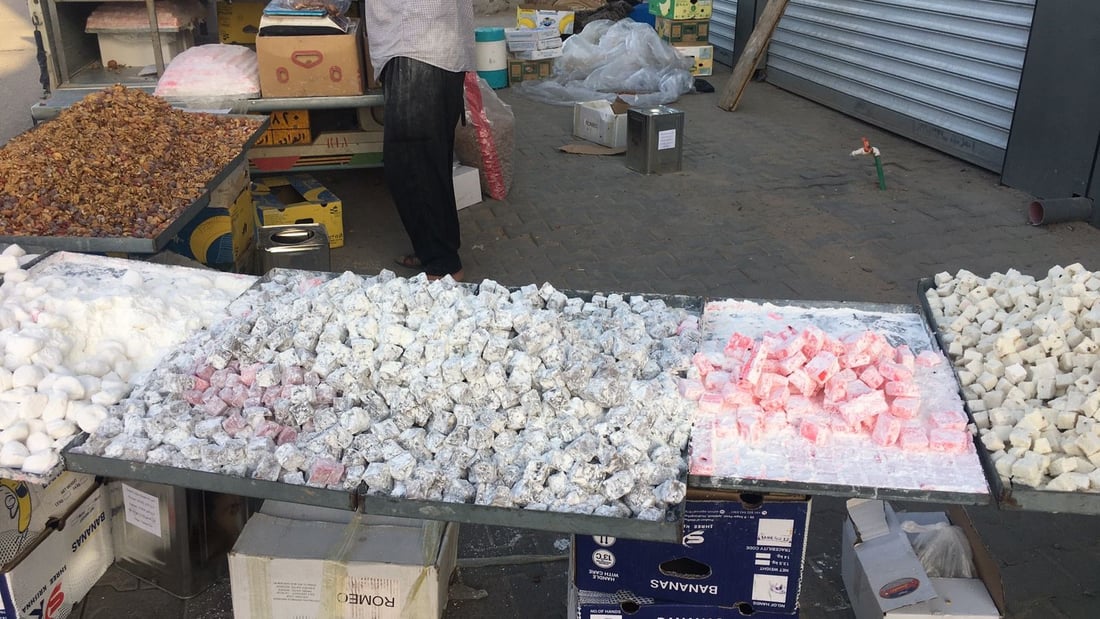 بائع متجول من السليمانية يصل الى أبو الخصيب.. ويقطع 1000 كم لبيع الكرزات (صور)