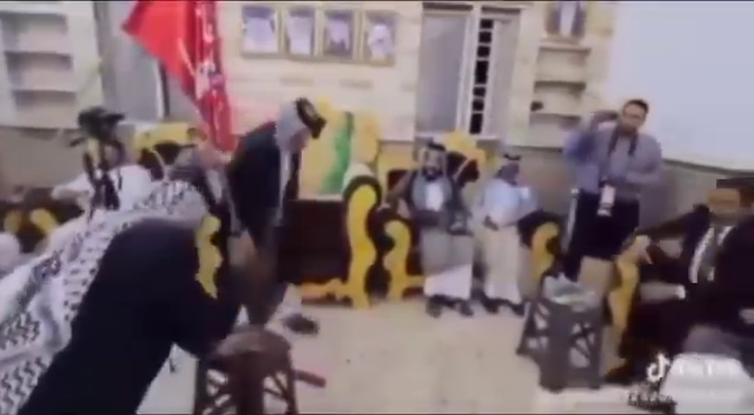 مشهد قد لا يتكرر.. أحد شيوخ الديوانية يقدم إصبعه هدية لمرشح بقائمة السوداني